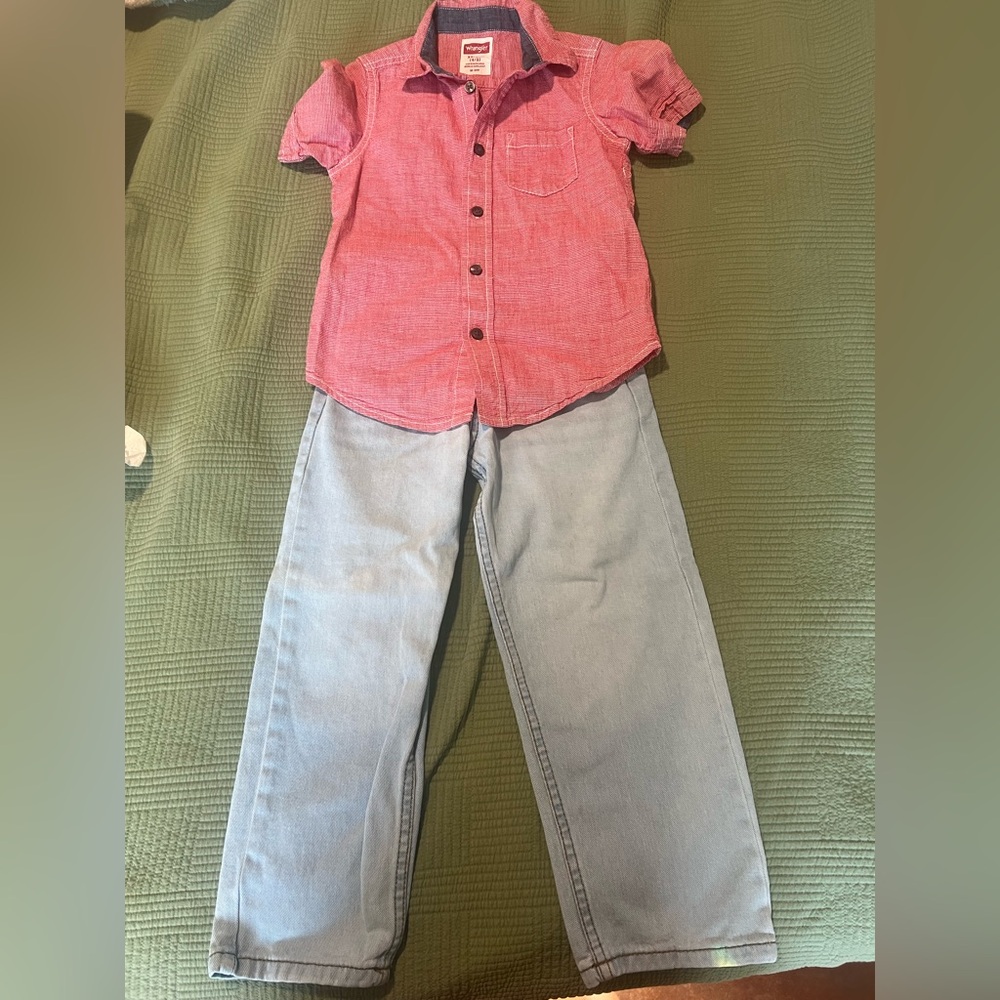 Wrangler Boys Red Short Sleeve Button-Up Shirt & Light Denim Pants
Size XS (4/5)